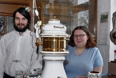 Tamara Fickel, die aus Chemnitz stammt, und Daniel Zacher erwecken das Gasthaus "Deutsche Eiche" in Marieney wieder zum Leben.