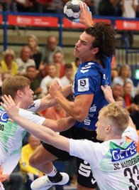 Ein Sonderlob vom Trainer erhielt Elias Gansau (Mitte), der mit elf Treffern bester Werfer der Auer war. Die Magdeburger Justin Döbler (links) und Elias Löwen können ihn in dieser Szene nicht aufhalten. 