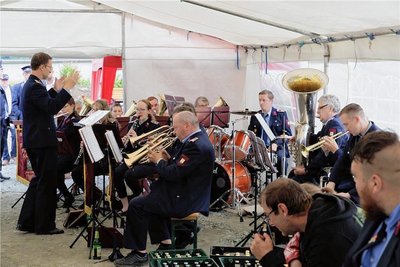 Das Blasorchester Schönfeld umrahmte die Grundsteinlegung musikalisch. Die Musikformation wird im neuen Depot einen Probenraum erhalten.