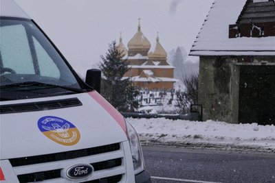 In der Ukraine herrscht nach fast zwei Jahren Krieg akuter Mangel an Kranken- beziehungsweise Rettungswagen. Täglich gibt es mehr als 500 Verwundete.