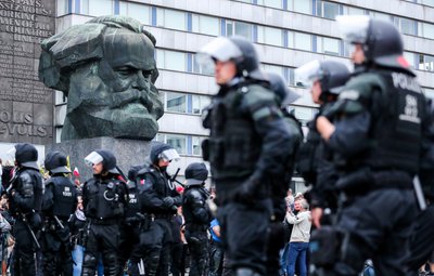 Polizisten sichern eine Demonstration der rechten Szene vor dem Karl-Marx-Monument am 27. August. Auf dieser Demo zeigte ein 49-Jähriger den Hitlergruß, nun wurde er verurteilt.