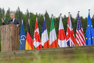 Erklärt, was er beim Gipfeltreffen auf Schloss Elmau mit den anderen Staats- und Regierungschefs der sieben westlichen Industriestaaten und der EU-Spitze beschlossen hat: Bundeskanzler Olaf Scholz. 