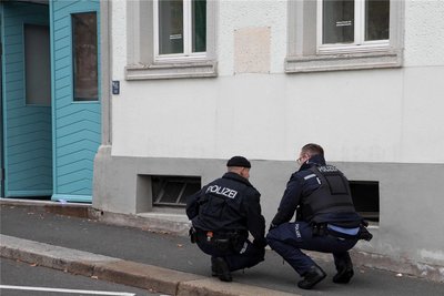 Wegen der Situation um ein kaputtes Fenster im Keller ermittelt die Polizei.