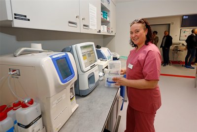 Schwester Sandra Talkenberger an Laborgeräten in der Notaufnahme: Die 15 Beschäftigten der Station freuen sich über deutlich bessere Arbeitsbedingungen.