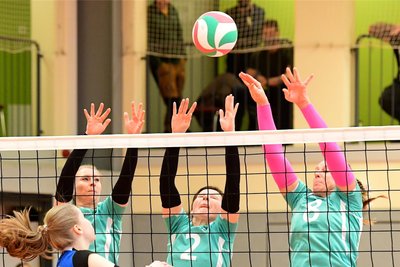 Hier kommt kein Ball durch: Claudia Böttcher, Cornelia Richter und Tina Bieligk (v. l.) steigen zum Block hoch. Gegen Mauersberg gewannen die „Hormissen“ klar mit 3:0.