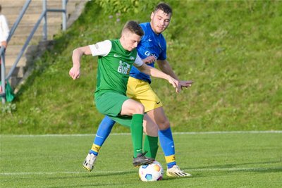 Mit dem 2:1 gegen den FSV Zwönitz (mit Niclas Littmann) gelangen Lucien Merkel und dem SV Saxonia Bernsbach der langersehnte erste Saisonsieg.
