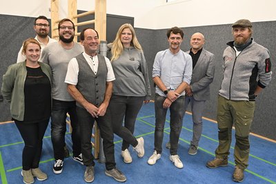 Auftraggeber, Bauleute, Planer, Nutzer der neuen Halle: Anne Seeger, Christopher Groß, Daniel Seeger, Udo Seeger, Sandy Schwabe, Thomas Beck, Harald Radüchel, Mario Uebel (von links).