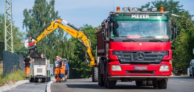 Derzeit läuft der letzte Bauabschnitt zur Sanierung der Bundesstraße 101 - hier in Lauter. Dafür ist die Verkehrsader von der Anton-Günther-Straße bis in Höhe der Einfahrt zur Deponie am Ortsausgang von Aue gesperrt. 