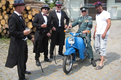 Zu den Teilnehmern des Festumzugs am Sonntag zum Vogelschießen in Voigtsdorf gehörte der Holzhauer Skifaschingsclub.