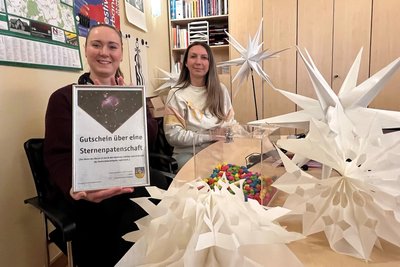 Von Deko-Sternen bis zur Sternenpatenschaft: Für den Weihnachtsmarkt haben sich Franziska Pöhland (l.) und Marktmeisterin Anika Ludwig einiges einfallen lassen.