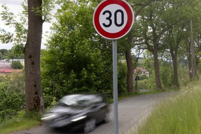 Für den weiteren Zeitraum der Baumaßnahme wird an den gemeindeeigenen Zufahrtsstraßen zusätzliche Tempo-30-Zonen angeordnet.