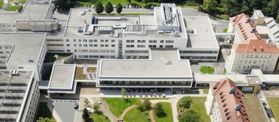 Das Haus 6 samt vorgelagertem Flachbau (Bildmitte, links grenzt das Haus 4 an) stellt das Herzstück des Heinrich-Braun-Klinikums dar und ist seit 2018 in Betrieb. Das HBK wehrt sich gegen die Darstellung, bei der Planung sei es zu zahlreichen Unzulänglichkeiten gekommen. 