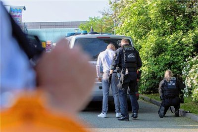 Mehrere Personen wurden von der Polizei durchsucht.