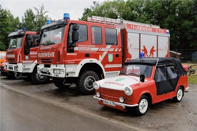 Die Schönfelder Wehr verfügt über ein Tanklöschfahrzeug, ein Löschfahrzeug, einen Mannschaftstransportwagen und einen „Trabi“. Dieser dient zu Repräsentationszwecken.