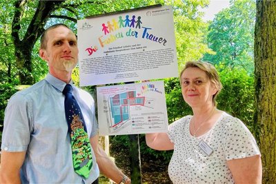 Eine Ausstellung über die Farben der Trauer ist derzeit auf dem Friedhof in Lößnitz zu sehen. Verwalter Ralf Günther hat sie mit Sylvia Korb vom Auer Hospizdienst Zion eröffnet.