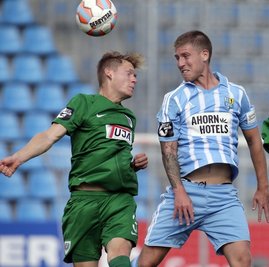 Entschlossen: Philip Türpitz (rechts) im Kopfballduell mit dem Münsteraner Felix Müller.
