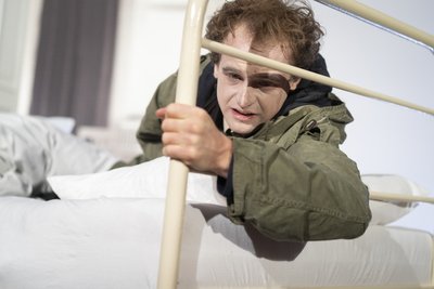 Einstig nach Maß: Ensemble-Neuling Benedict Friederich im Solostück "Ein Kind unserer Zeit".