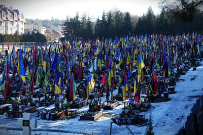 Neben dem eigentlichen Friedhof im ukrainischen Lwiw wurde eine Wiese zum Soldatenfriedhof umfunktioniert.