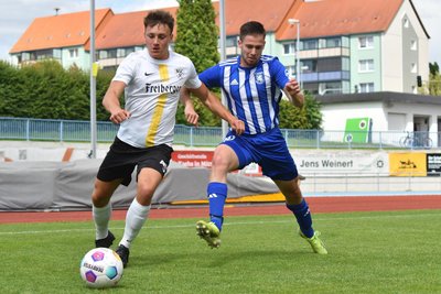 Mit Justin Börner, hier im Duell gegen Felix Reuther vom SV Germania Mittweida, muss der BSC Freiberg einen Leistungsträger gen Dresden ziehen lassen.