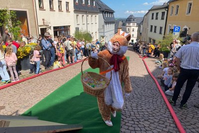 Ohne Osterhasen geht es beim Eierrollen in Augustusburg bestimmt nicht.