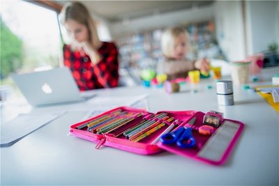 Homeschooling bedeutete für viele Kinder und Eltern Stress. Für manche aber war es eine Befreiung. Auch die Test- und Maskenpflicht in den Schulen hat der Bewegung der Freilerner Auftrieb gegeben. Die Philosophie geht aber über Homeschooling weit hinaus: Die Kinder sollen selbst entscheiden, was sie lernen - und ob. Foto: Rolf Vennenbernd/dpa/Archiv