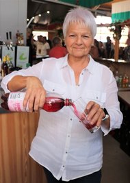 Petra Beier hatte an der Bar nicht nur Getränke, sondern auch Eis zu bieten.