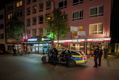 Bei der Tat in einem Wettbüro in der Gießener Innenstadt waren drei Menschen durch Schüsse verletzt worden. (Archivbild)