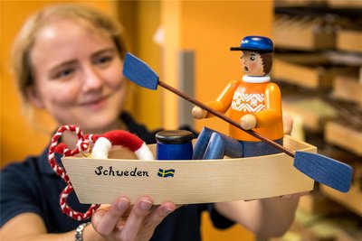 Die Inspiration für ihr Gesellenstück - einen Räuchermann im Boot - holte sich Marie Friedrich bei einem Urlaub in Schweden.