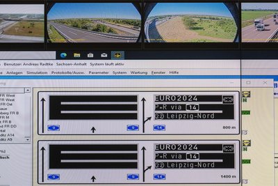 So könnte eine Verkehrssteuerung während der Fußball-Europameisterschaft aussehen. Die knappen Hinweistexte erscheinen dann auf den Schilderbrücken über der Autobahn. Leipzig ist Austragungsort von vier Begegnungen.