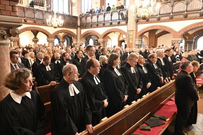 Die Amtseinführung fand im Rahmen eines Gottesdienstes in der St. Nicolai-Kirche in Aue statt. In der Kirche wird Pührer auch Gottesdienste halten, denn zur Hälfte seiner Anstellung ist er Pfarrer der Auer Kirchgemeinde.