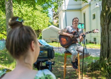 Im Jugendzentrum Punkt-West sang und spielte Nicolas Küttler alias Nicolaz seit Monaten wieder vor Publikum. Aber Kamerafrau Julia Schneider filmte den Auftritt, damit er im Internet angeschaut werden kann.