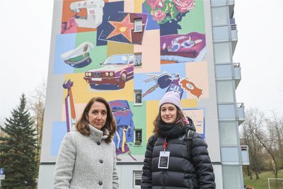 Aydan Özoguz (links), Vizepräsidentin des Deutschen Bundestages, besuchte auch ein Wandbild, mit dem der Opfer gedacht wird. Leyla Beil führte sie auf dem Critical Walk durch das Heckertgebiet.