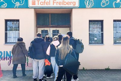 Vor der Freiberger Tafel bildete sich am vorerst letzten Ausgabetag eine Schlange. Danach pausiert der Betrieb für mehrere Wochen.