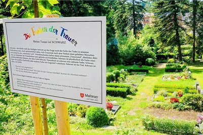 Rund 20 Tafeln wie diese laden auf dem Friedhof in Lößnitz noch knapp drei Wochen zum Sinnieren und Nachdenken ein.