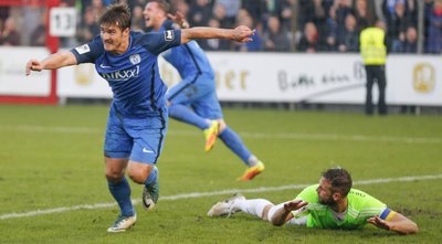 Benjamin Girth bejubelt seinen zweiten Treffer, CFC-Kapitän Marc Endres liegt am Boden.