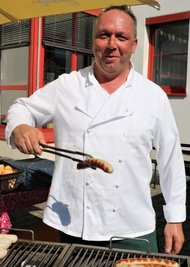 Uwe Nagel gehörte zum Gastronomieteam. Ihm wurde am Holzkohle-Grill auf keinem Fall zu kalt.