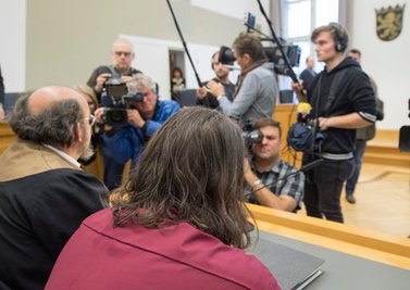 Der Angeklagte mit seinem Anwalt.