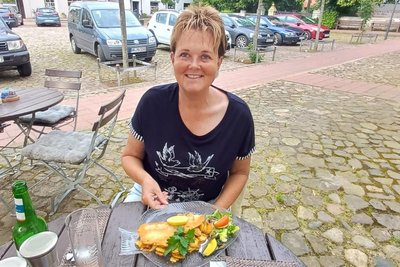 Fisch gibt es an der Ostseeküste in allen Variationen. Am besten schmeckt er mit Bratkartoffeln. Passen nicht in die Diät, sind aber lecker.