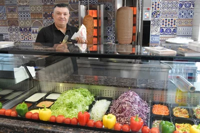 Wie die meisten Dönerbesitzer in Freiberg hob der aus Kurdistan stammende Dlowan Mohammad Abdulrahman vom Orient Döner die Preise für Döner von 5 auf 6 Euro und für Dürüm von 5,50 auf 7 Euro an. Die Imbissbetreiber reagieren damit auf gestiegenen Preise, unter anderem für Mehl und Speiseöl.