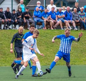 Mit einem Dreierpack war Sosas Robin Teubner (rechts) - hier im Zweikampf mit Florian Schneider - Matchwinner beim 5:2-Erfolg des FSV nach Verlängerung gegen den SV Großrückerswalde. 