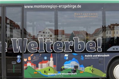 Freiberg will lieber als Silberstadt in der Welterberegion punkten als wöchentlich Treffpunkt von Coronaprotestlern zu sein. Im Bild : Welterbewerbung auf einem Bus von Regiobus.