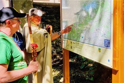 Gerd Lauckner und Erhard Kühnel (links) vom Interessenkreis Jakobsweg Silberberg haben auf dem Lößnitzer Friedhof eine Landkarte enthüllt, die Pilgern in Sachsen den Weg weist.