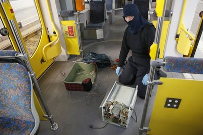 Ein Spezialist für Bomben-Entschärfung durchleuchtete den Koffer und schnitt ihn vorsichtig auf. Zum Vorschein kam eine Mikrowelle, die der Experte vorsichtshalber auch noch teilweise zerlegte, bevor er Entwarnung gab.