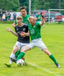 Patrick Wolf (r.) und der SV Grün-Weiß Waschleithe hatten im Halbfinale des Kreisklassenpokals gegen Thalheim II (hier Joey Schubert) das Nachsehen.