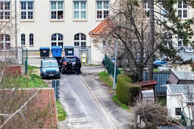 19 Beamte haben am Mittwoch das Gymnasium in Burgstädt gestürmt, weil ein Überfall vermutet wurde. 