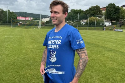 So sehen Sieger(shirts) aus: Raphael Börner präsentiert stolz die "Meisteredition" des VfB Empor.