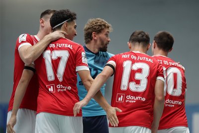 Jubel nach dem Treffer zum 1:0: Den Torreigen der Futsaler aus Hohenstein-Ernsttahl eröffnete Neuzugang Kim Herterich (Nummer 17).
