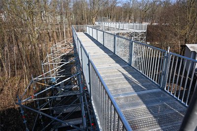 Die Fußgängerbrücke an der Erzbergerstraße soll wieder abgebaut werden.