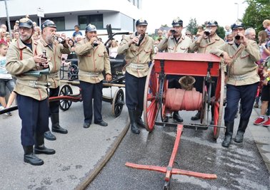 Bevor der historische Löschzug bei der Schauvorführung an die Bekämpfung der Flammen ging, wurde erst einmal der eigene Brand gelöscht. 