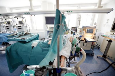 Ein Patientendummy auf dem OP-Tisch. Wann sollen Ärzte nach dem Tod von Patienten Organe entnehmen dürfen? Die FDP hat dazu einen Vorstoß unternommen, der nicht nur Befürworter findet.